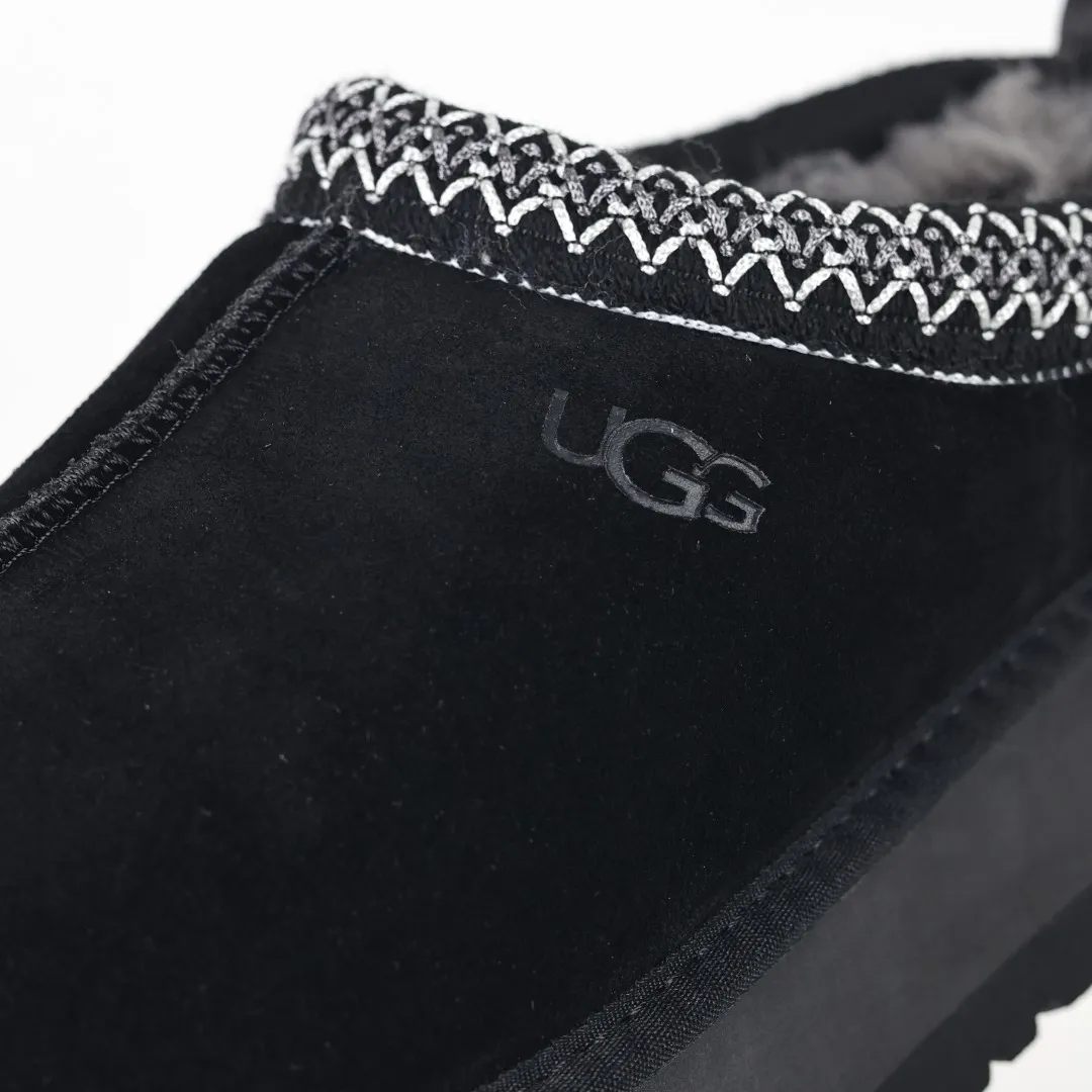 Pick up locally 💰460 The core recommendation is good price E4 UGG Tats series thick model Muller style toe-cap 5CM half slippers Ethnic style autumn and winter snow boots High-quality sheepskin fleece insulation and heat lock Made of TPU molded suede upper material Built-in artificial curly wool plush lining and 10mm UGGPURE™ implanted wool lining and removable UGGPURE™ implanted wool insole Lightweight, non-slip and comfortable rubber outsole with brand logo and trademark. Comes with complete packaging. Size: 35 36 37 38 39 40. It is recommended to choose one size larger.